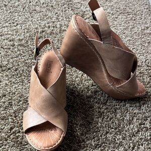 BORN Women's Tan Wedge Sandals